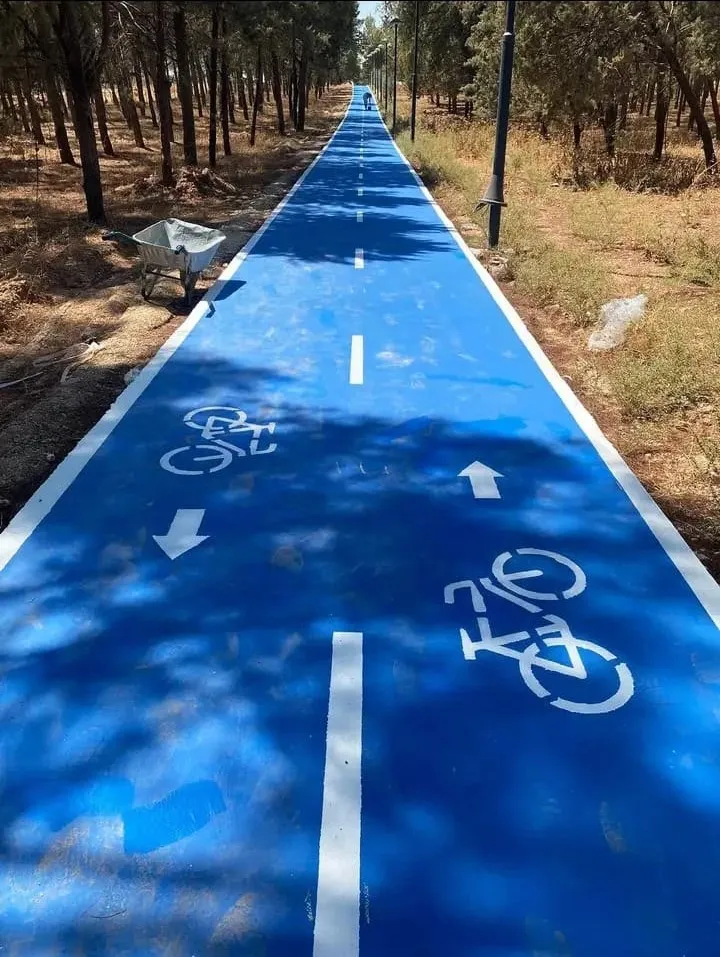 Mavi renkli bisiklet yolu kaplaması