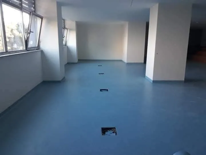 Mavi PVC zemin kaplanmış salon
